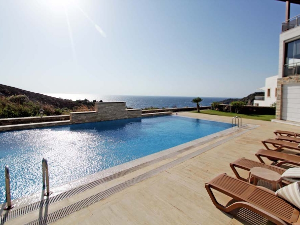 Duplex Penthouse with Fascinating Sea
