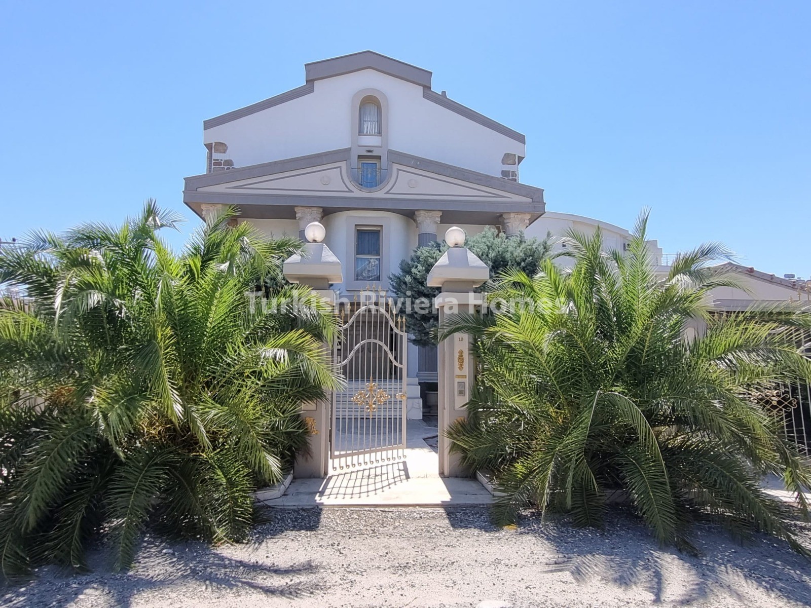 Spacious Comfort Upscale Villa with Large Terrace in Side
