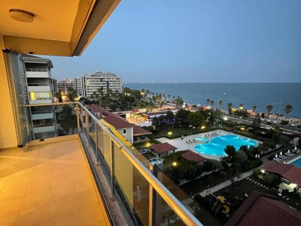 Stylish 3-bedroom Beachfront Apartment at Konyaaltı