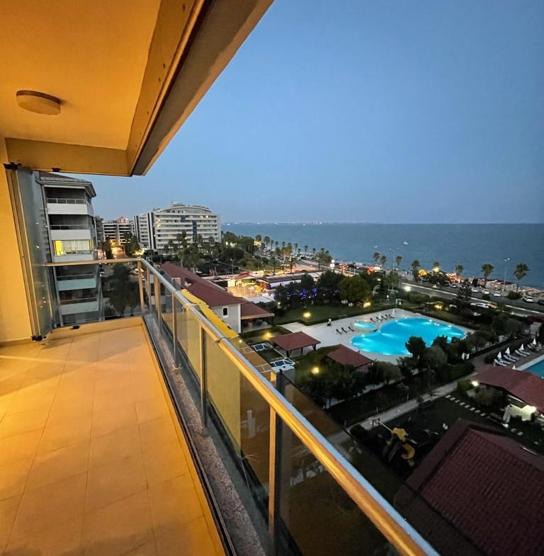 Stylish 3-bedroom Beachfront Apartment at Konyaaltı