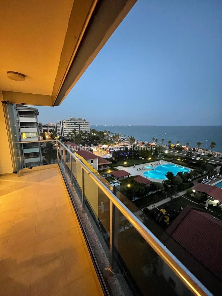 Stylish 3-bedroom Beachfront Apartment at Konyaaltı