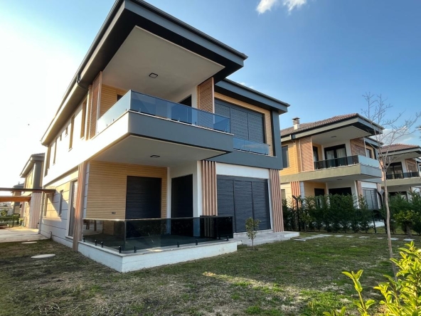 Exquisite 4 Bedroom Villa for Sale in Döşemealtı