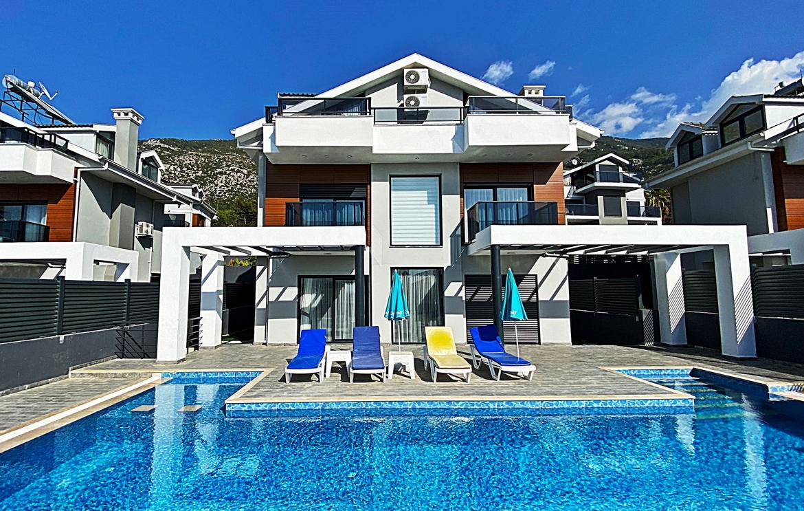 This stunning 4-bedroom luxurious detached villa is a testament to elegance and comfort, boasting an array of amenities designed to enhance your vacation experience.