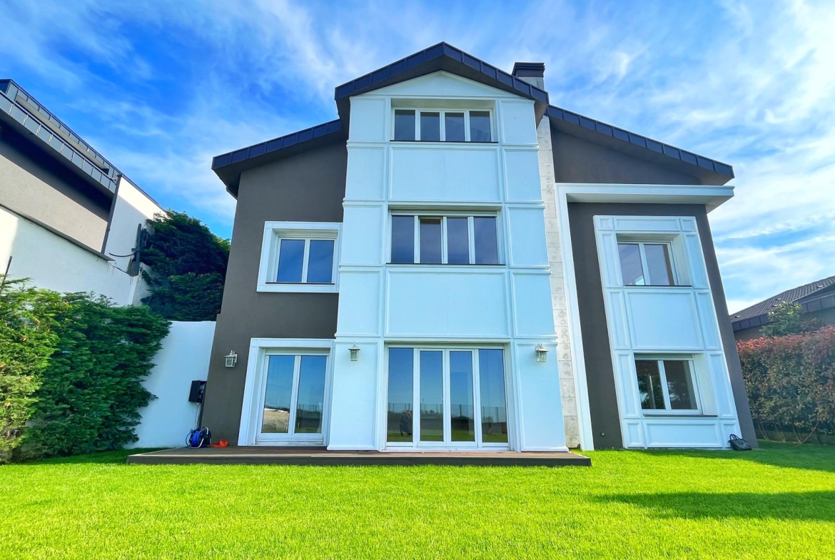 Luxurious Triplex Villa for Sale in Zekeriyaköy