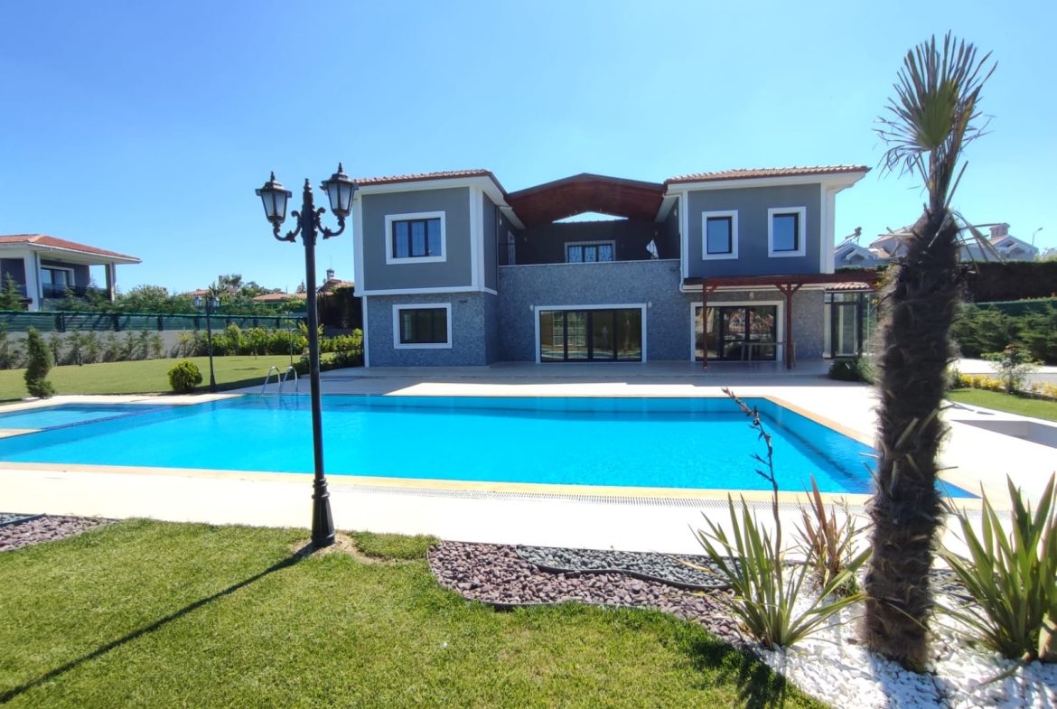 Stunning Detached Villa with Private Pool in Büyükçekmece, İstanbul