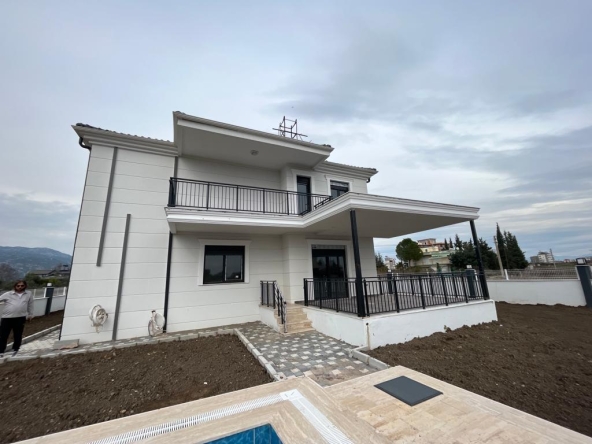 Spacious 4-bedroom villa with large private garden