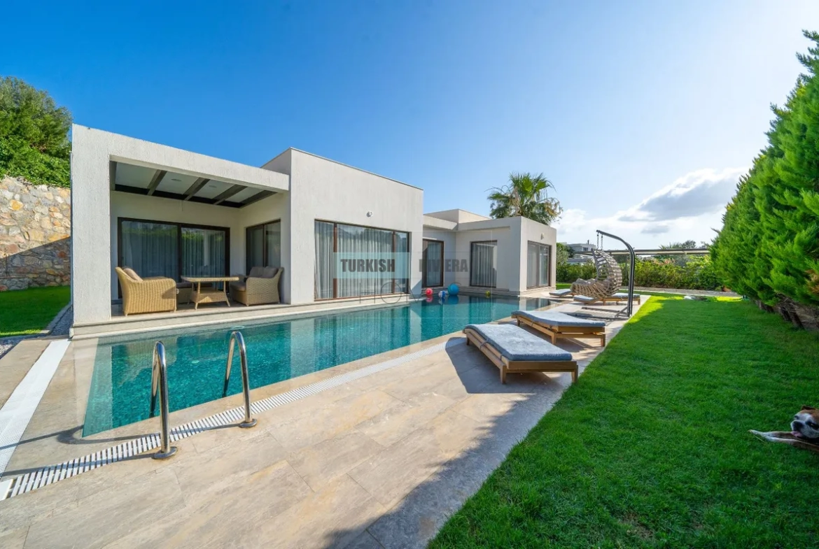Luxurious Single Level Villa with Private Pool and Stunning Views