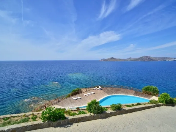 Beautiful Seafront Apartment with Spectacular Views in Yalikavak