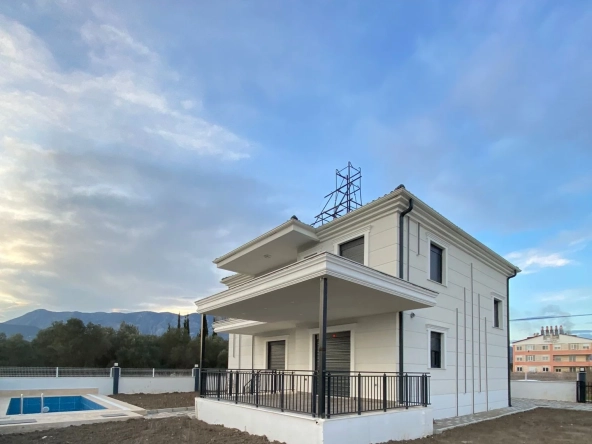 Elegant 4 Bedroom Vill with Private Garden & Pool in Döşemealtı