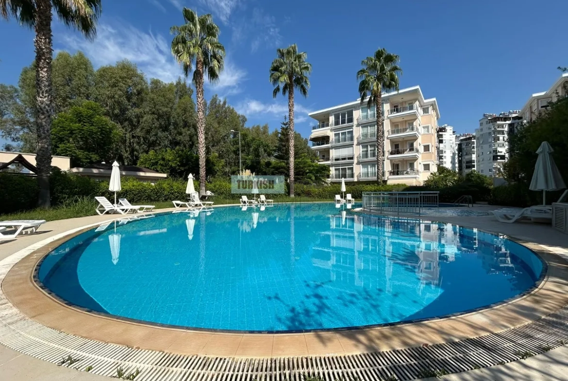Spacious 4-Bedroom Apartment in Prestigious Konyaaltı