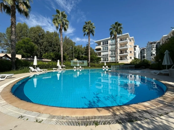 Spacious 4-Bedroom Apartment in Prestigious Konyaaltı