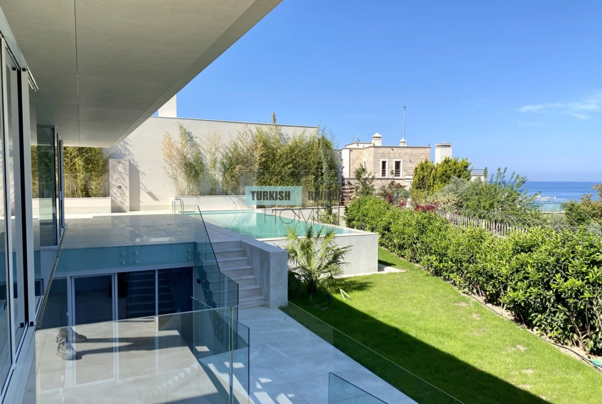 Magnificent Architect-Built 5-Bedroom Villa with Endless Sea Views