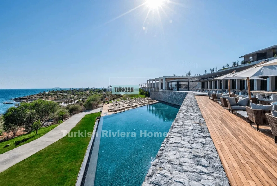 Life in these 7 Star Residences is about peace, exclusivity, and effortless indulgence. Mornings begin with sunrises over the Aegean, days are spent lounging by the pool or exploring the marina, and evenings unfold with fine dining and glowing Mediterranean sunsets.