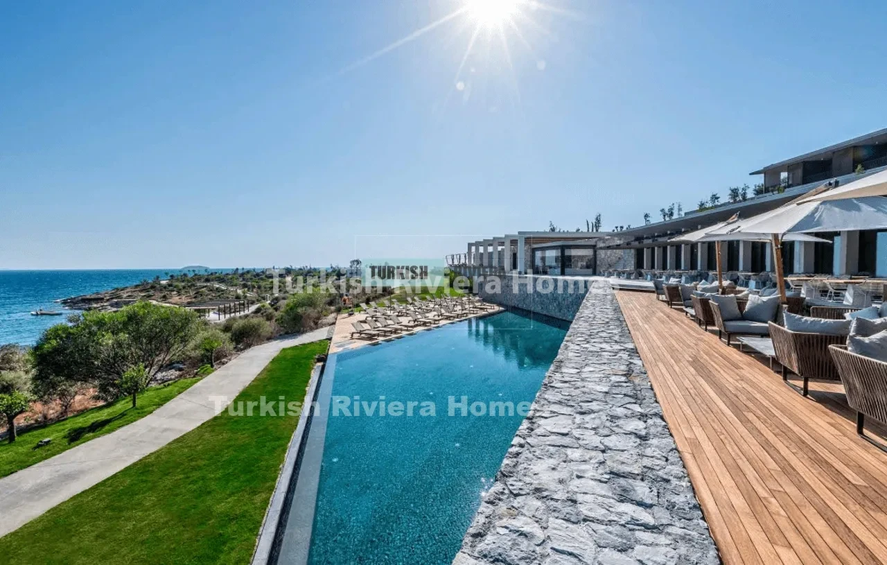 Life in these 7 Star Residences is about peace, exclusivity, and effortless indulgence. Mornings begin with sunrises over the Aegean, days are spent lounging by the pool or exploring the marina, and evenings unfold with fine dining and glowing Mediterranean sunsets.